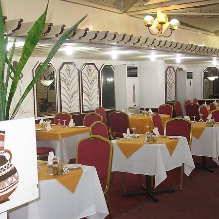 Gaweye Hotel Найамей Екстериор снимка