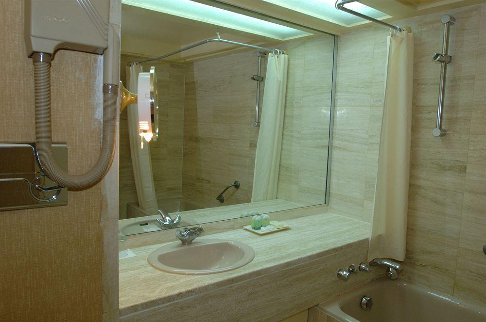 Gaweye Hotel Найамей Екстериор снимка
