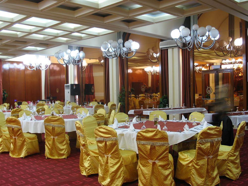 Gaweye Hotel Найамей Екстериор снимка