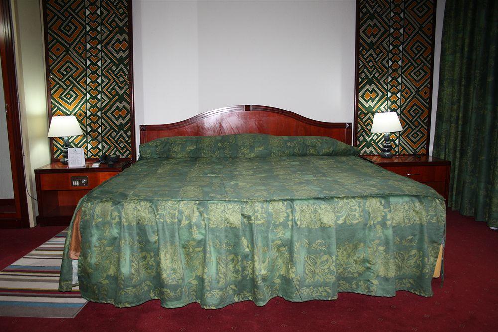 Gaweye Hotel Найамей Екстериор снимка