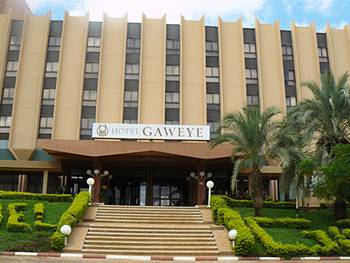 Gaweye Hotel Найамей Екстериор снимка